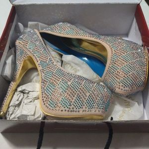 Size 9 stiletto's with 6-in heel and teal rhinestones.